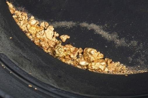 Em resumo, é teorizado que o ouro tem uma origem cósmica.