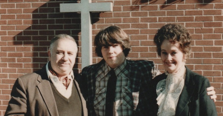 O jovem David e os pais.