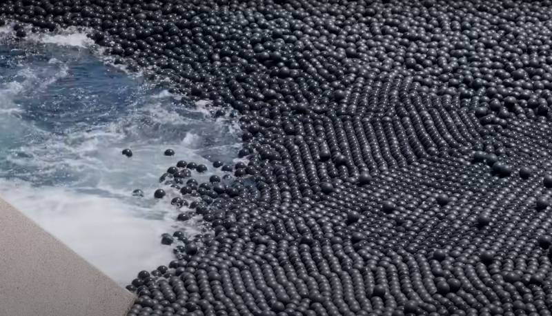 As shadeballs se tornaram populares após um reservatório de Los Angeles despejar mais de 96 milhões de bolas de plástico na água.