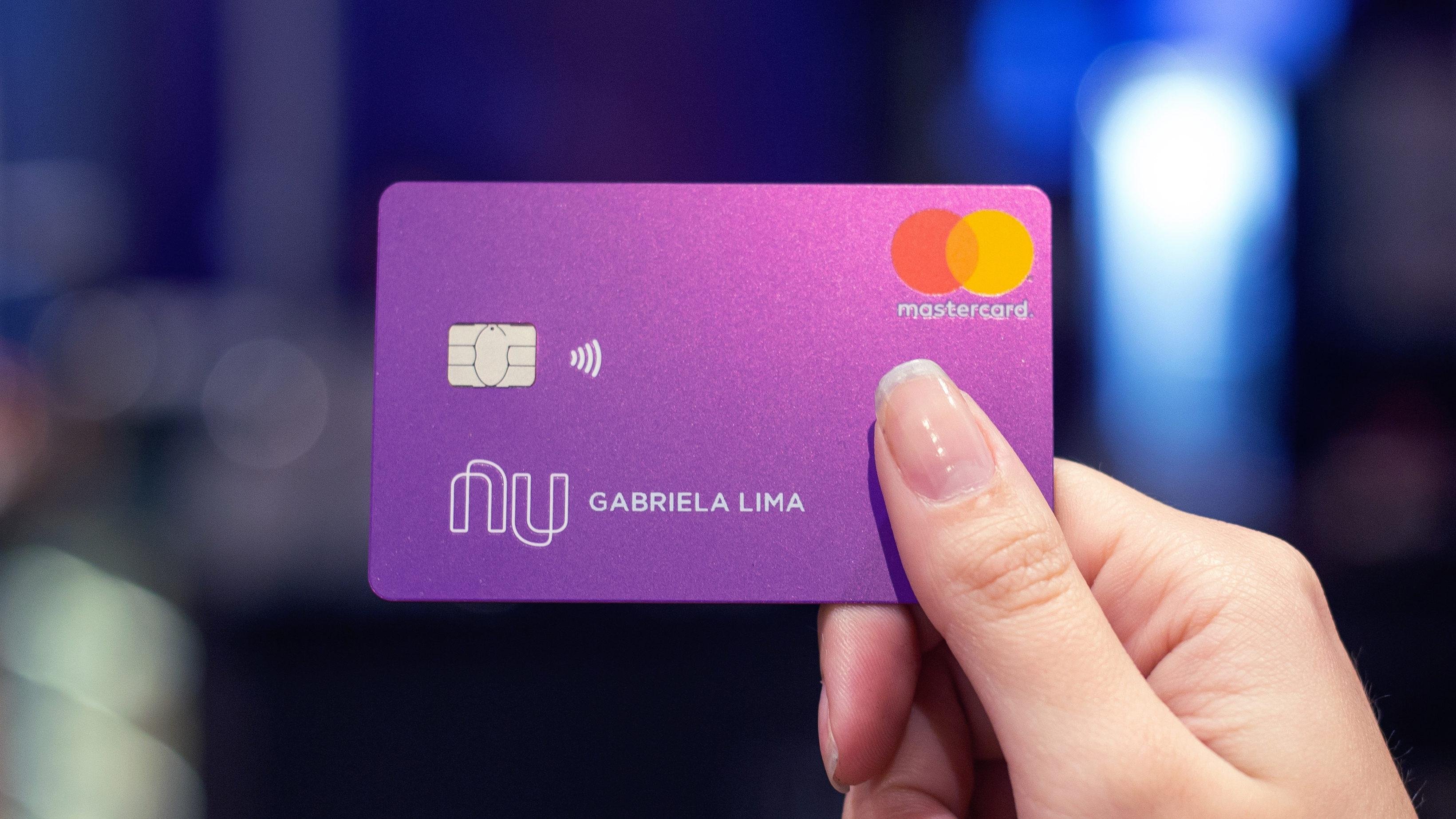 Nubank oferece duas formas para obter cashback: o Shopping Nubank e usando o cartão de crédito Ultravioleta.