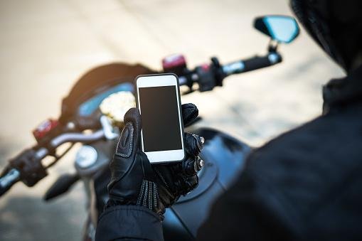 Vibrações de motos potentes também podem estragar a câmera de celular.