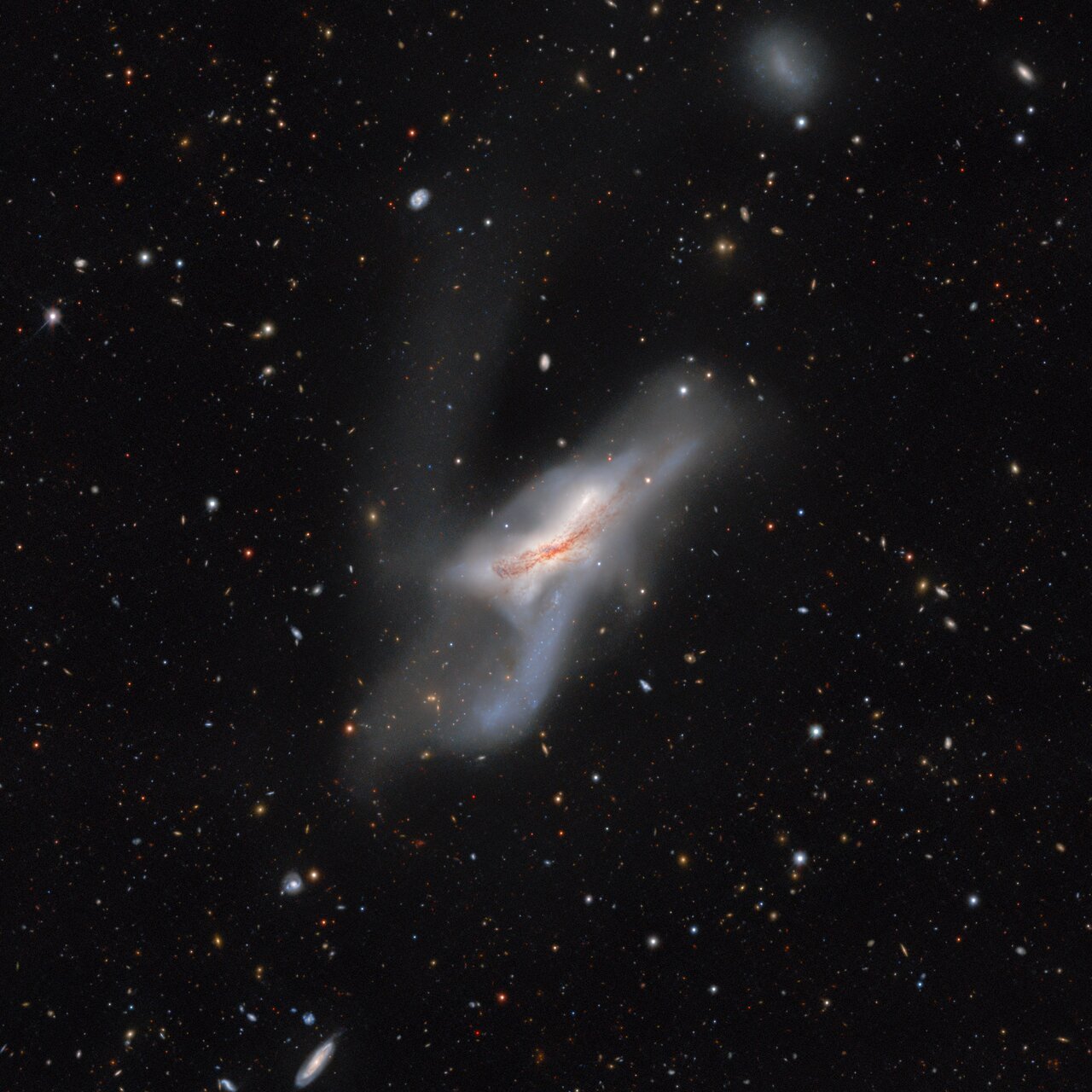 Colisão de duas galáxias ocorrida há mais de 300 milhões de anos (NGC 520).