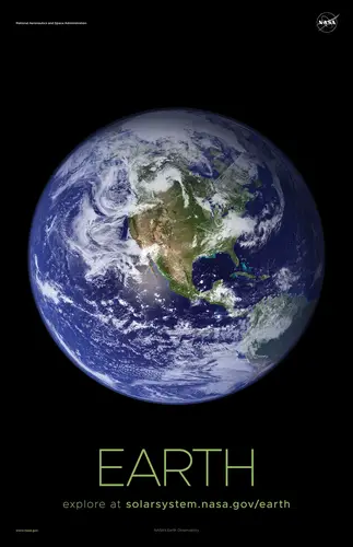 Em 2002, os cientistas da NASA juntaram tiras de imagens coloridas naturais da Terra, coletadas ao longo de quatro meses pelo instrumento MODIS.