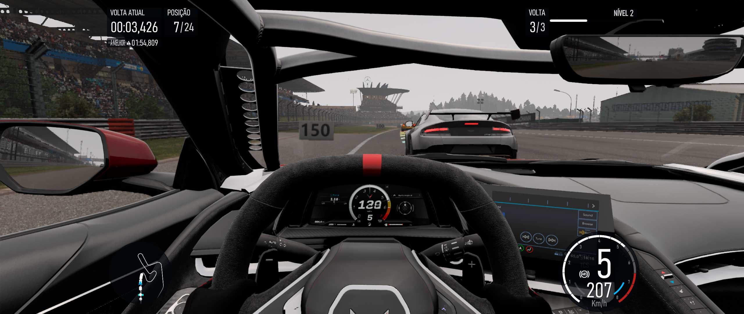 Descrição da Imagem: Cena de gameplay corrida com camra dentro do carro mostrando o painel