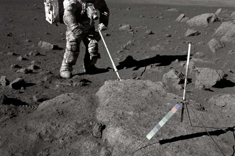 Astronauta da Apollo 17, Harrison Schmitt, colhendo amostras de rochas lunares em 1972.