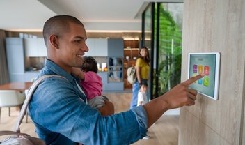 Monte sua casa inteligente: robô aspirador de pó, lâmpada inteligente e outros itens em oferta