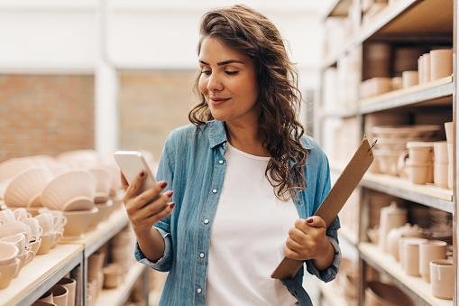 Atualmente, a maioria das pessoas também utiliza seus respectivos celulares para fazer pagamentos, anotar listas e acessar redes sociais. (Getty Images/Reprodução)