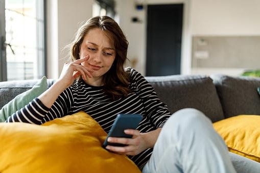 Em média, considerando a maioria dos smartphones, a vida útil dos celulares é de 1 ano e meio. (Getty Images/Reprodução)