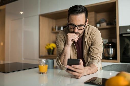 É recomendável pesquisar bastante sobre a vida útil de um smartphone antes de efetivar uma compra. (Getty Images/Reprodução)