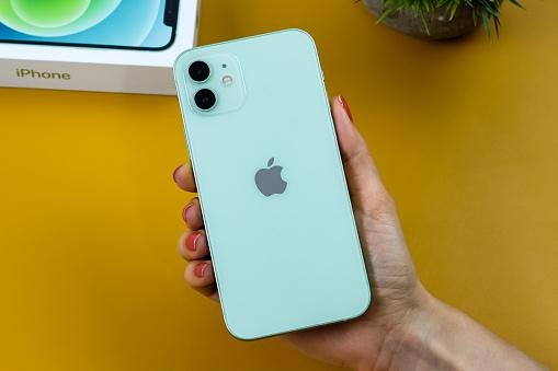 iOS 17.1 corrige o excesso de radiação do iPhone 12 na França.