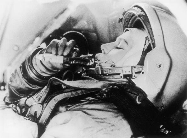 Valentina Tereshkova, soviética, foi a primeira mulher a visitar o espaço em 1963, a bordo da Vostok 6.