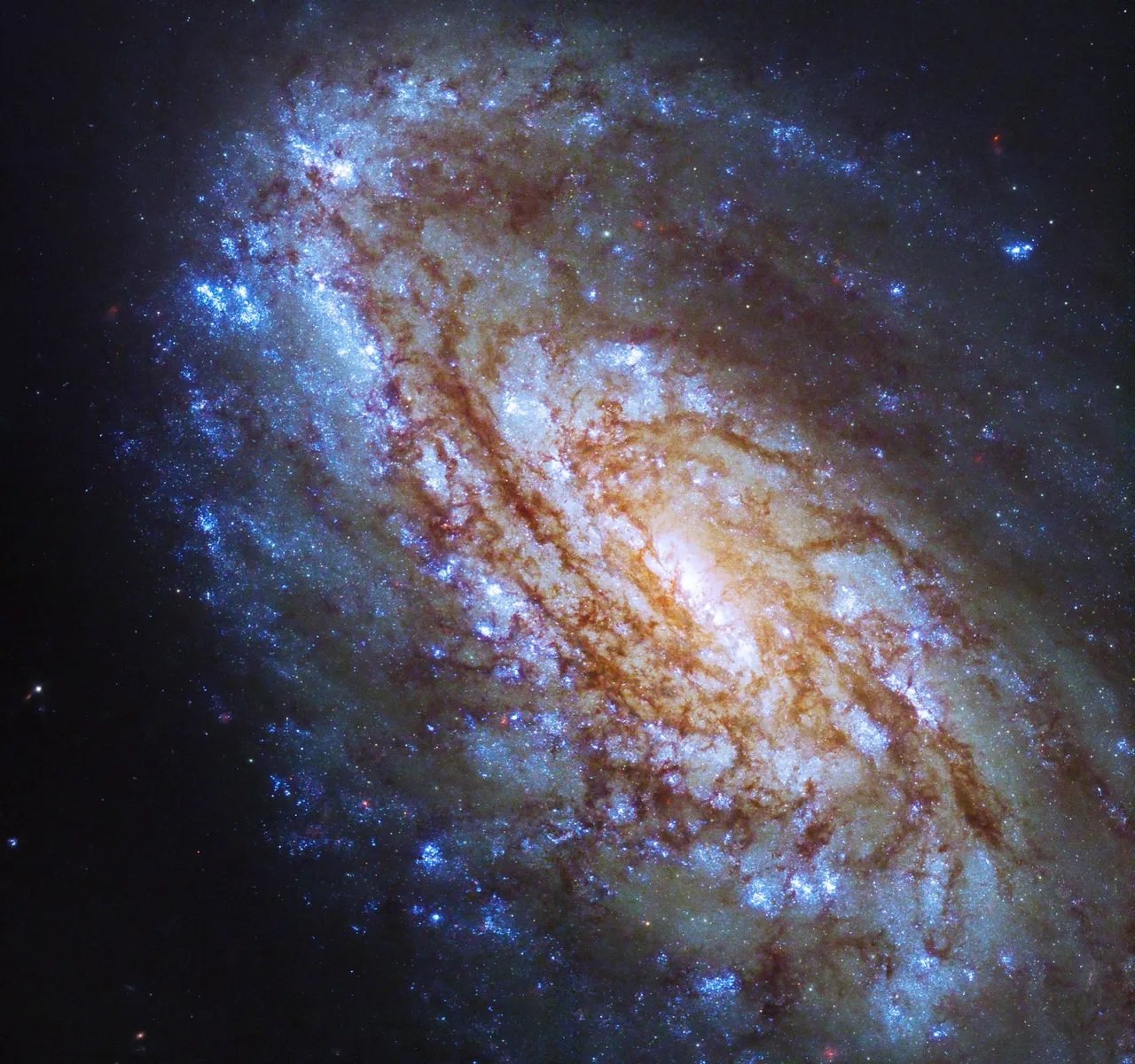 NGC 4654, visível do hemisfério norte e na maior parte do hemisfério sul.