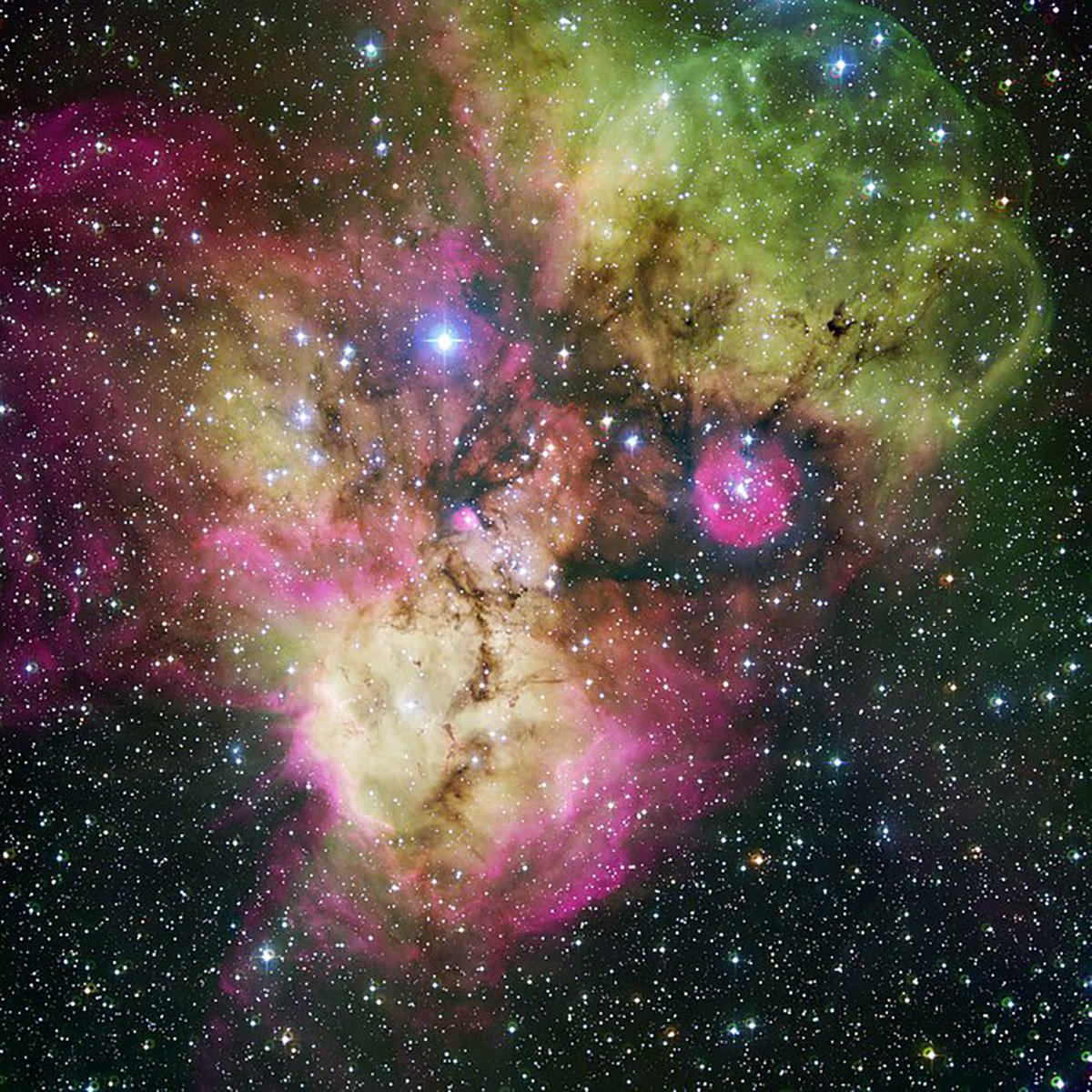 A Nebulosa da Caveira e Ossos fica na Constelação da Popa, perto do Braço de Perseu na Via Láctea.