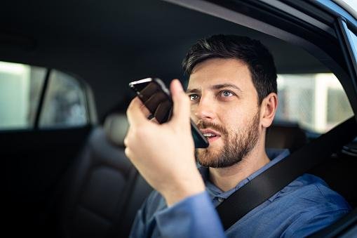 Ative os recursos de voz para evitar digitar no celular enquanto dirige