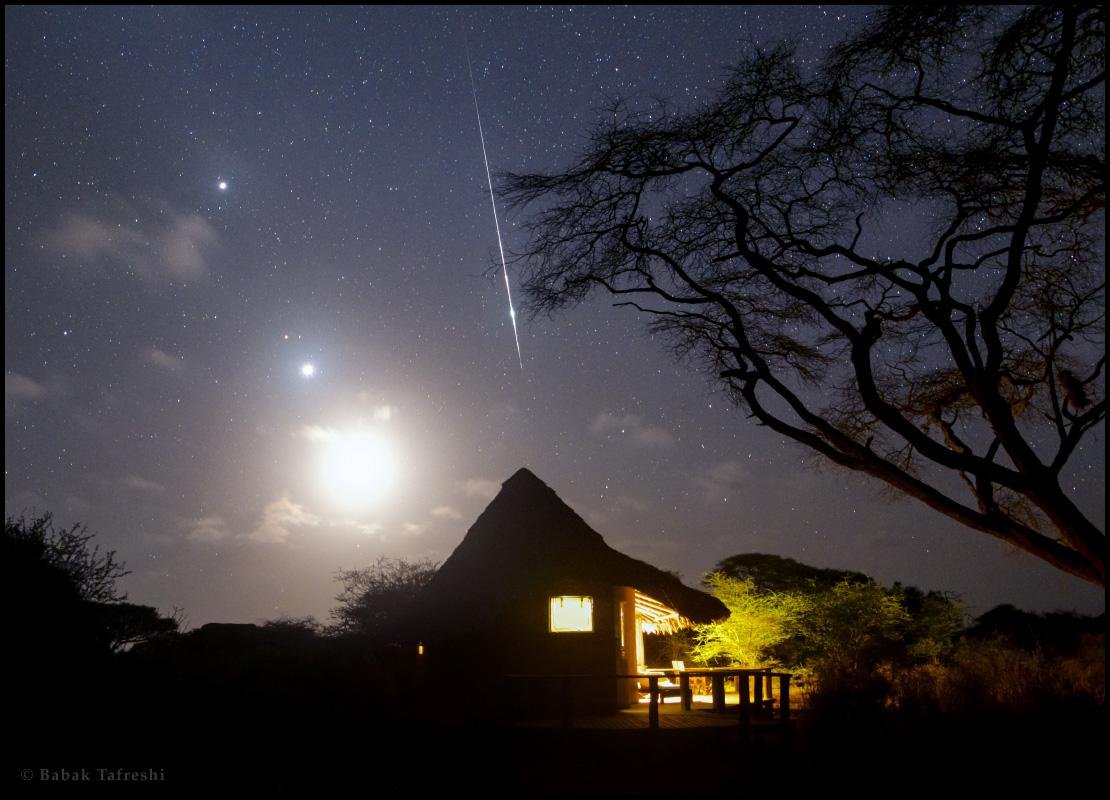 Um meteoro das Táuridas risca o céu do Quênia.