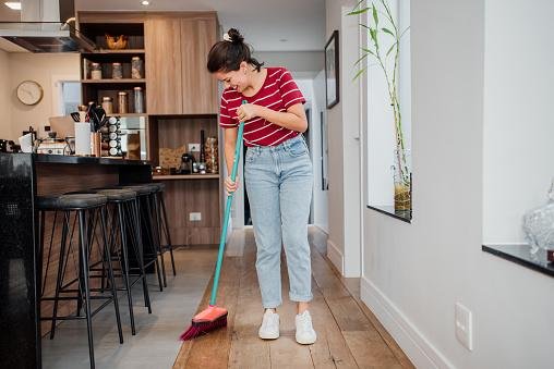 Pequenos afazeres domésticos como varrer a casa, por exemplo, já nos ajudam a movimentar o corpo durante o dia.