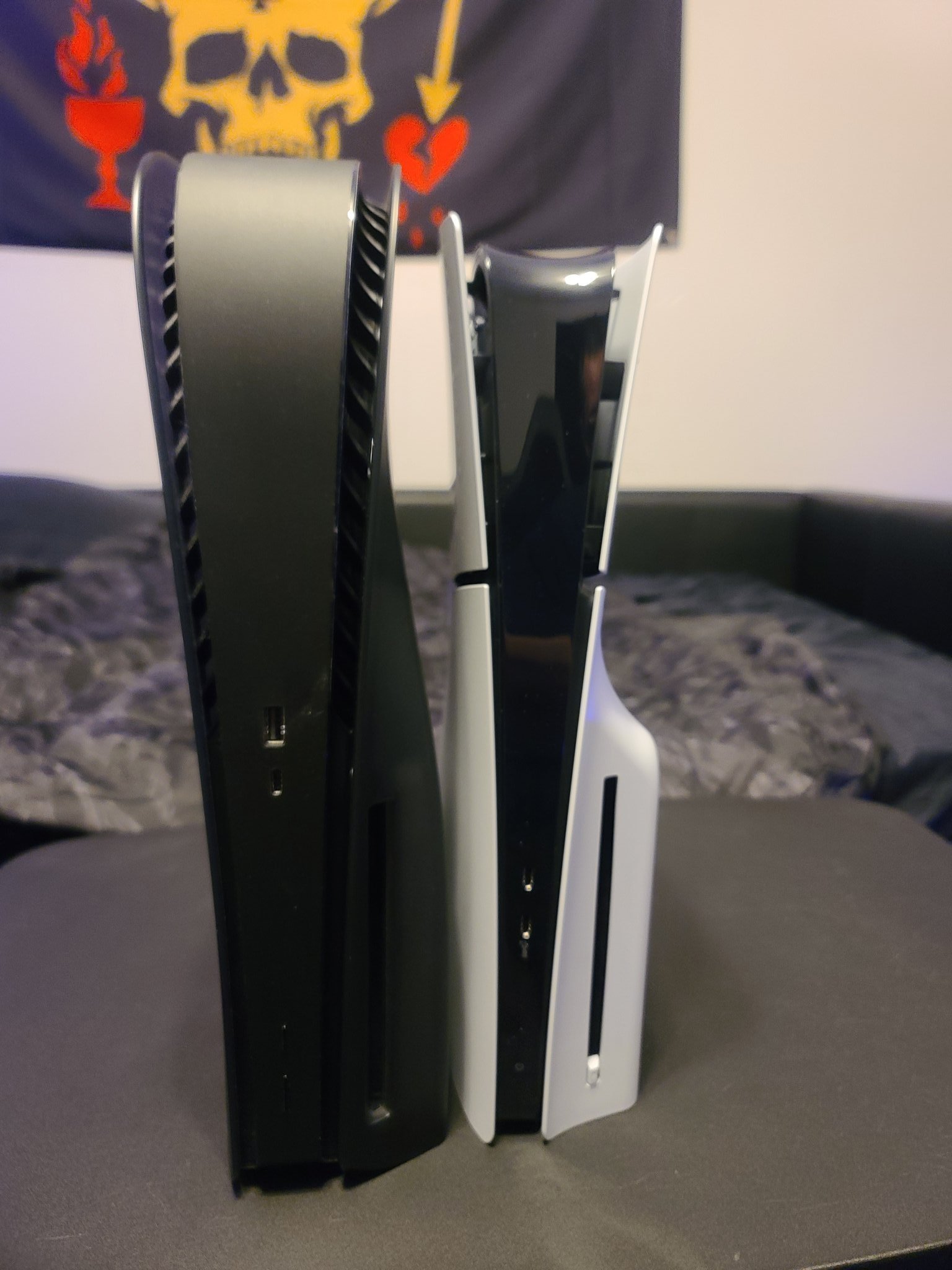 Veja o PS5 tradicional e o PS5 Slim lado a lado.
