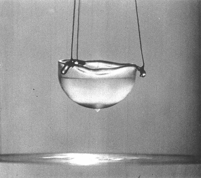 Hélio 3 superfluido se assemelha a um líquido transparente. Fonte: (AlfredLeitner/Wikimedia Commons, domínio público)