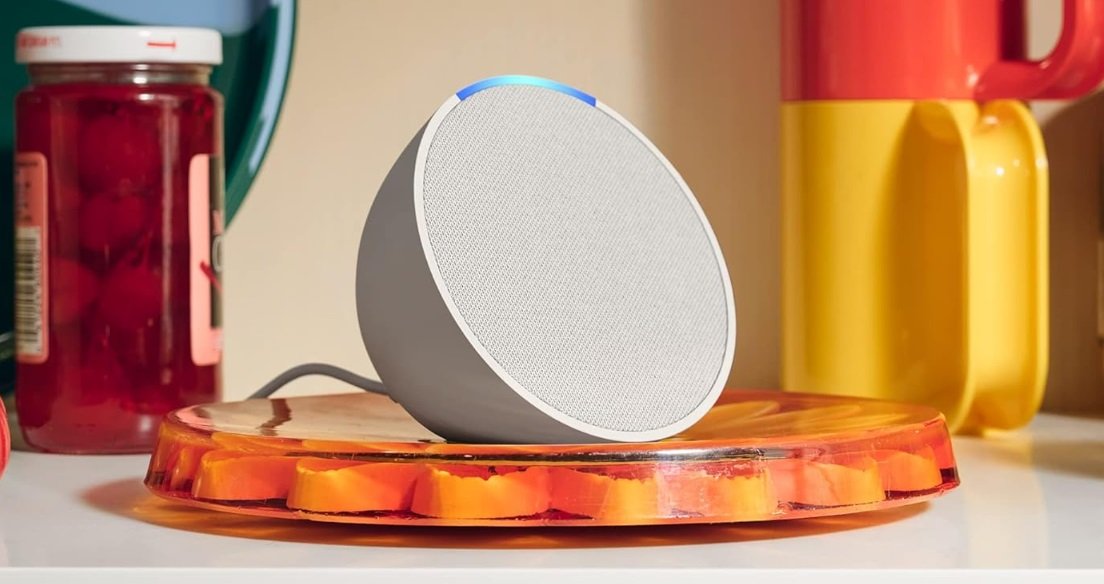 O Echo Pop, um dos mais recentes integrantes da linha de speakers com Alexa da Amazon.