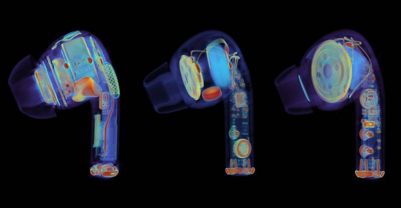 Os AirPods originais (esquerda) e as duas falsificações (centro e direita): os piratas têm "espaços vazios" no interior.