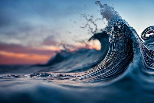 À medida que as ondas oceânicas sobem e descem, elas aplicam forças no fundo do mar e geram ondas sísmicas.