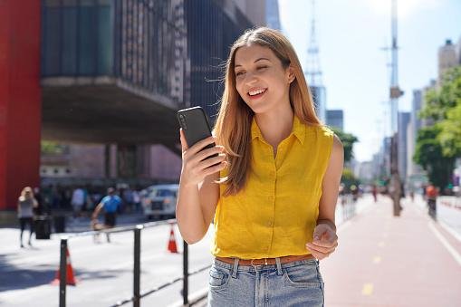 Brasil é a segunda nação do mundo que passa mais tempos diante da tela de um smartphone.