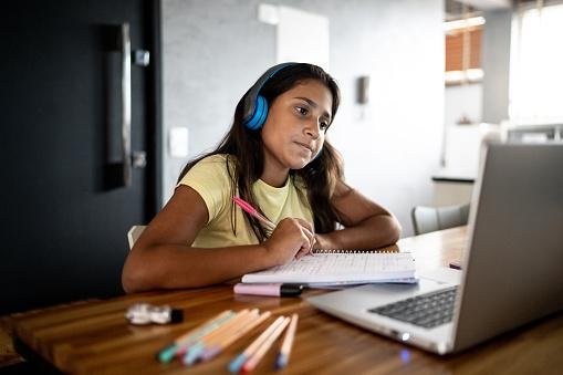 O uso de IA possibilita um processo de aprendizado mais envolvente e eficaz.