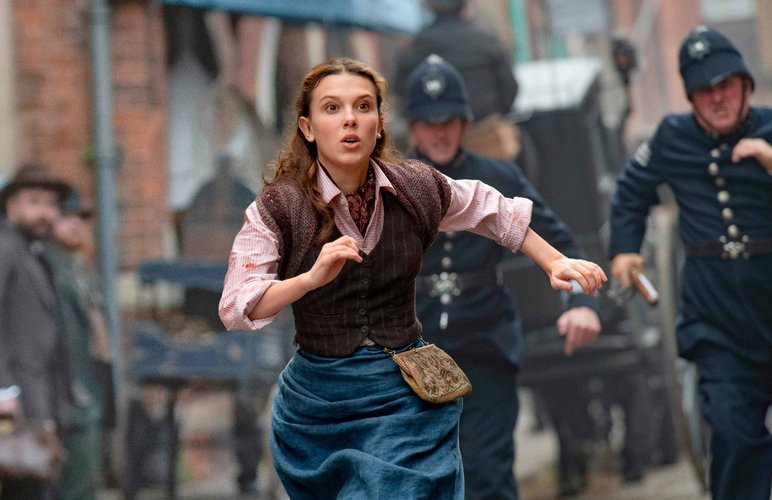 Millie Bobby Brown em Enola Holmes, também da Netflix