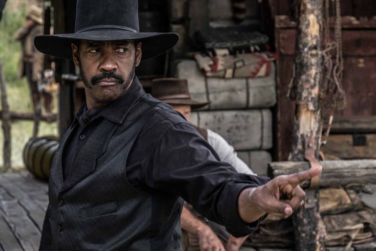 O ator Denzel Washington no filme Sete Homens e Um Destino