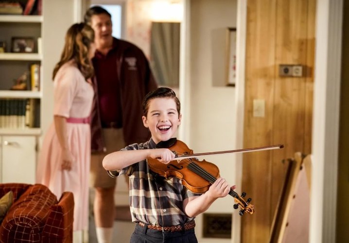 Desde 2017, Iain Armitage dá vida ao pequeno Sheldon Cooper em Young Sheldon. (CBS/Reprodução)