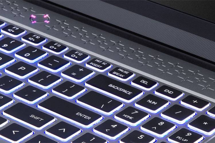 O teclado possui retroiluminação personalizável.