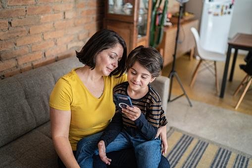 O diálogo aberto entre pais e filhos protege a privacidade infantil na web.