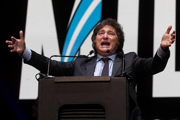 O polêmico Javier Milei superou Sérgio Massa na disputa presidencial da Argentina.