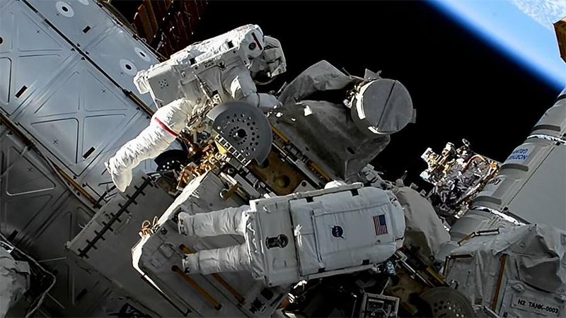 Jasmin Moghbeli (em cima) e Loral O’Hara durante a sua caminhada espacial.