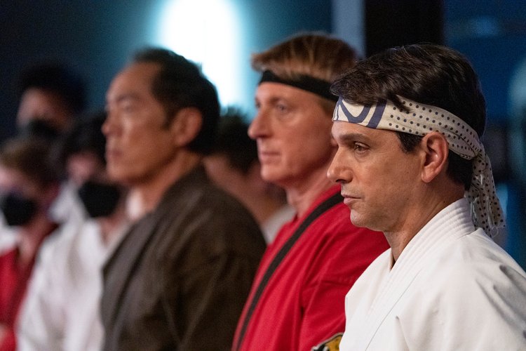 Cobra Kai acompanha Daniel LaRusso e Johnny Lawrence