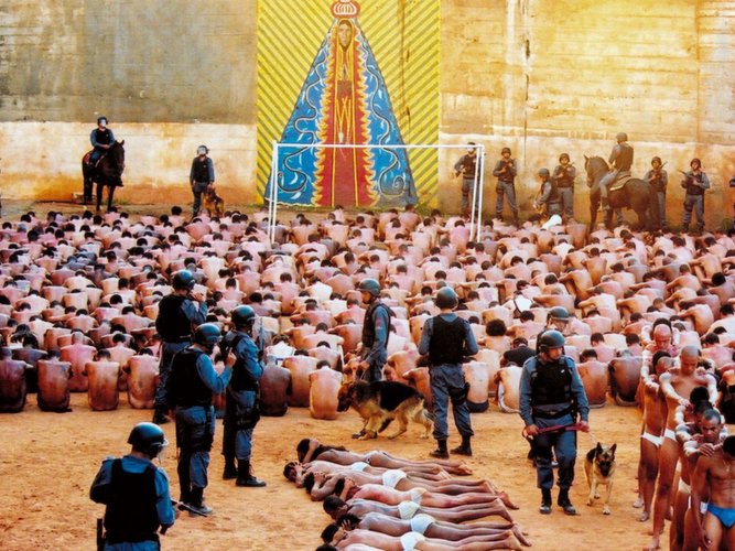 Carandiru: O Filme (2003) é baseado no livro Estação Carandiru, de Drauzio Varella.