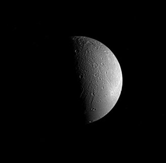 O 'Anel E' de Saturno envia constantemente 'fumaça de gelo' para Dione, que permanece em ressonância com as luas Mimas e Encélado.