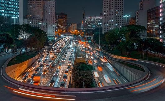 Rotas inteligentes economizam a cada segundo no transporte logístico.