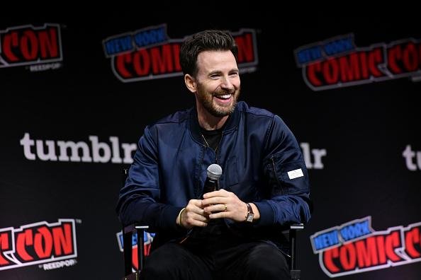 Chris Evans durante conferência.