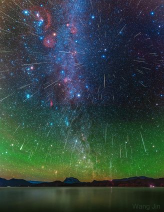 Chuva de meteoros Gemínidas observadas pelo telescópio Gemini no Chile.