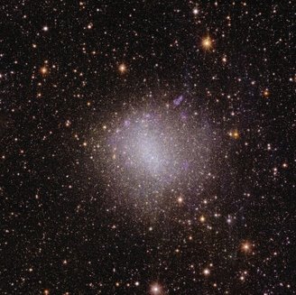 A galáxia anã NGC 6822 está localizada a aproximadamente 1,6 milhões de anos-luz de distância da Terra; ela faz parte do Grupo Local de galáxias da Via Láctea.