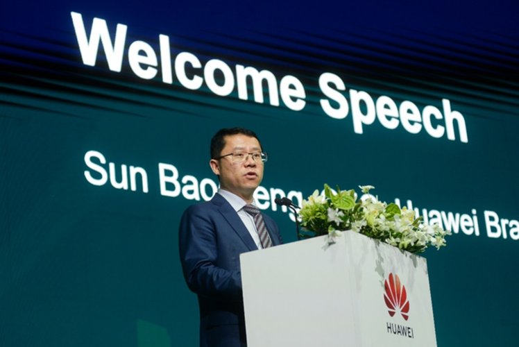 Sun Baocheng no palco do Huawei Cloud Summit.