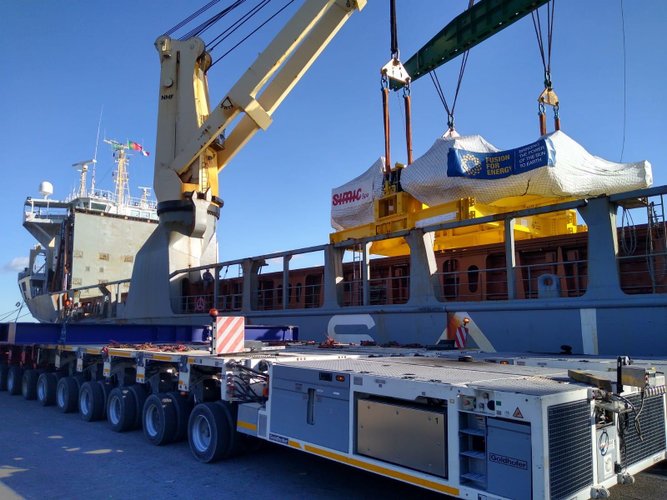 Descarregando a última bobina do ITER.