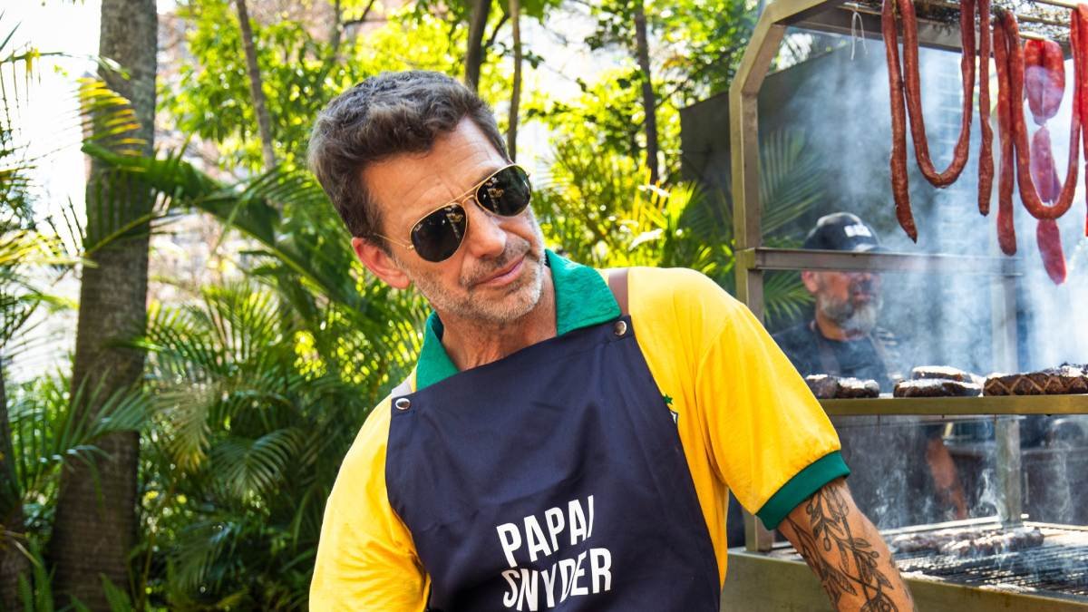 Zack Snyder faz churrasco no Brasil com elenco de Rebel Moon na CCXP