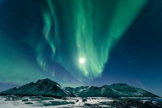 Os efeitos das tempestades são resultados das correntes de vento solar que afetam as correntes elétricas por meio da ionosfera da região auroral da Terra: inclusive, algumas causam auroras.