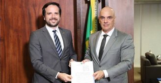 Baigorri (esquerda) e Moraes (direita) com o novo acordo já publicado no Diário Oficial da União.