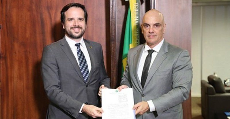 Baigorri (esquerda) e Moraes (direita) com o novo acordo já publicado no Diário Oficial da União.