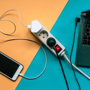 Imagem de Mito ou verdade: usar eletrônicos enquanto carregam pode viciar a bateria do aparelho?