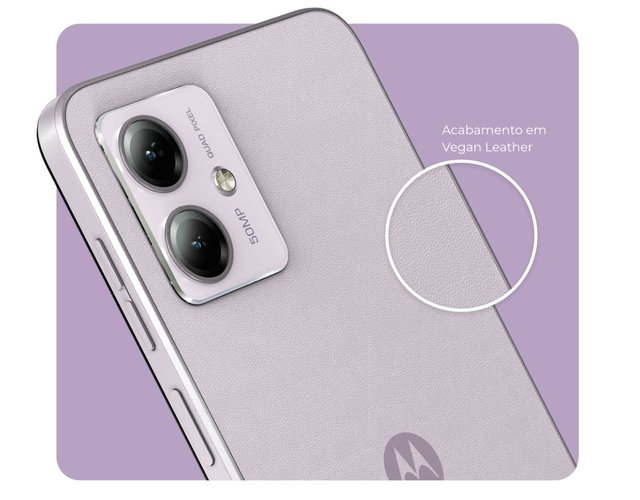 O Moto G14 tem traseira que imita couro.