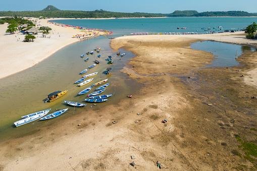 Pequenos barcos encalhados por conta da seca rio Tapajós na região amazônica. A estimativa da Organização Meteorológica Mundial é que o El Niño persista meados de maio de 2024.